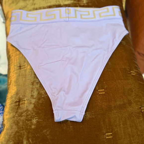 Versace Greca Lavender
Bikini - Picture 6 of 11
